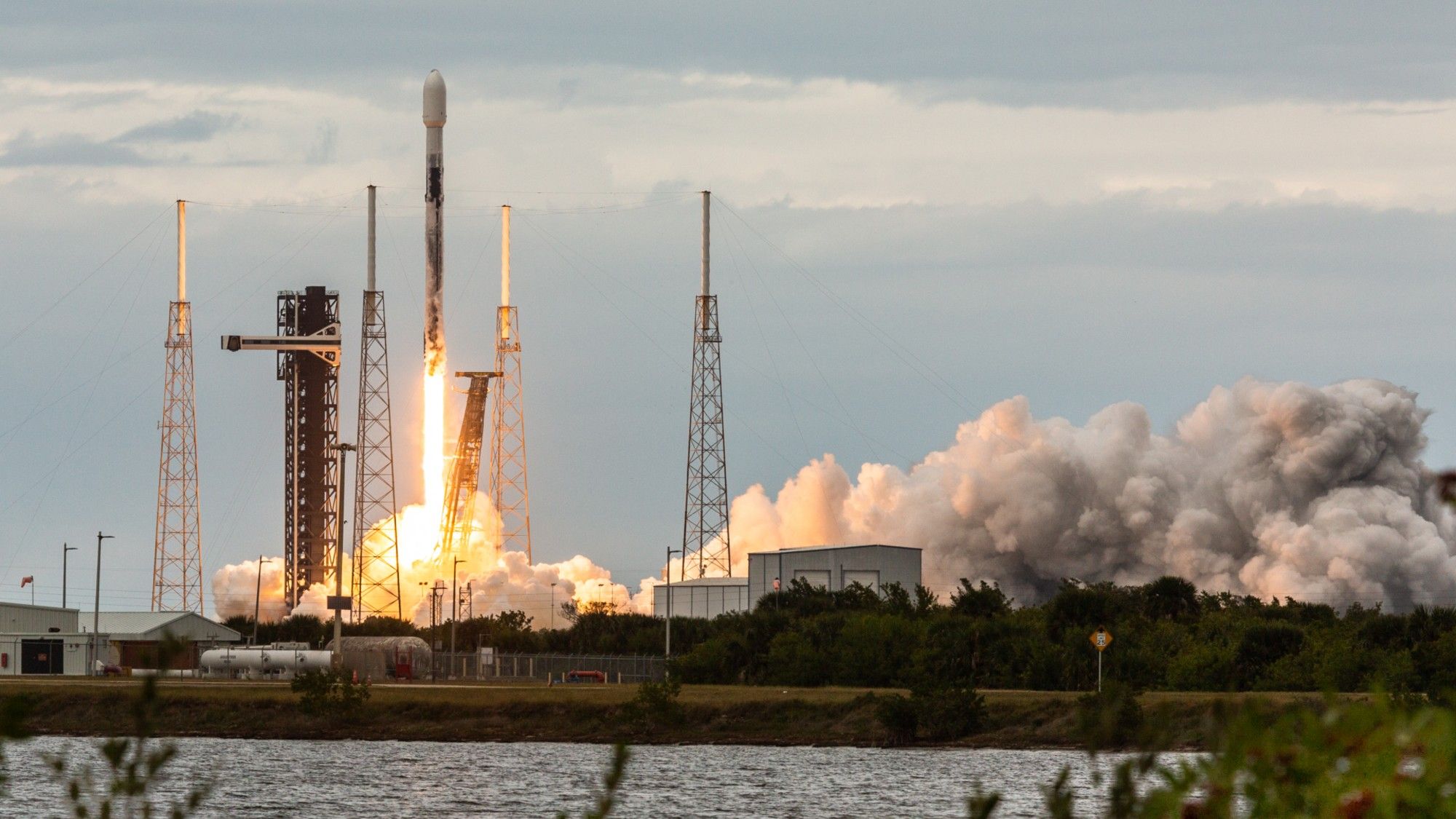 SpaceX Faces Pressure Amid U.S. Moon Race