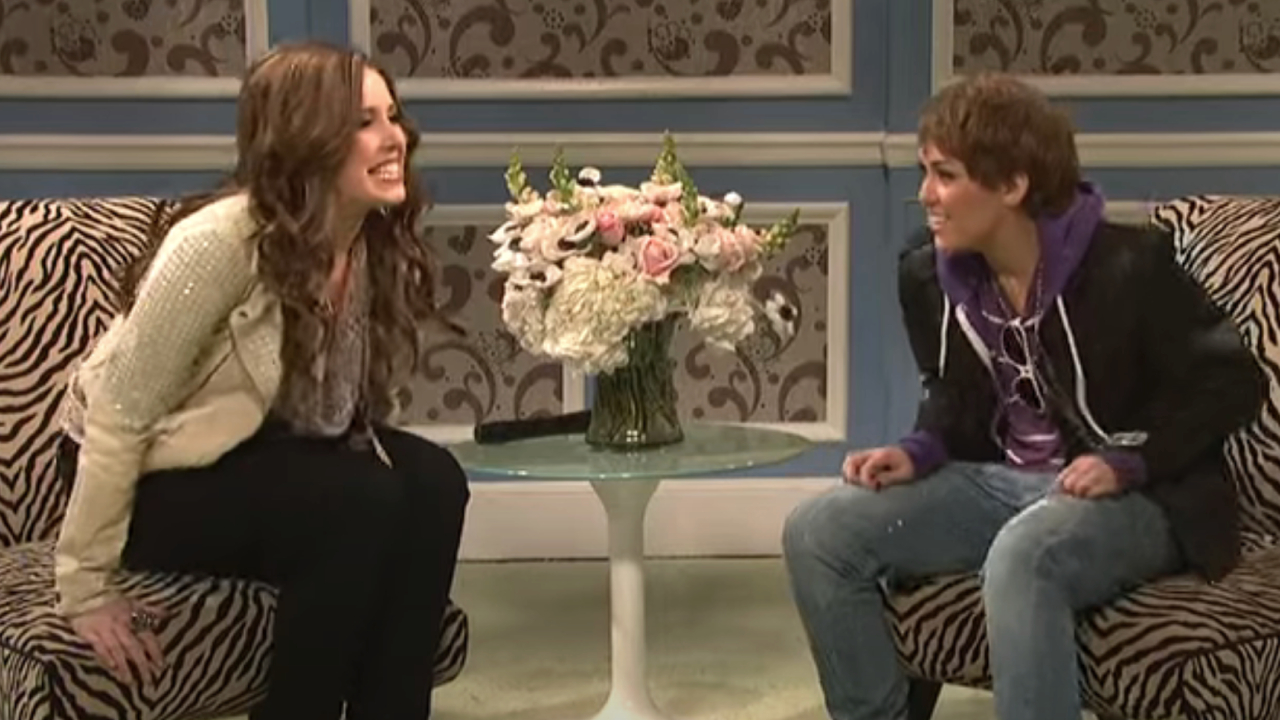 Vanessa Bayer as Miley Cyrus and Miley Cyrus as Justin Bieber on SNL