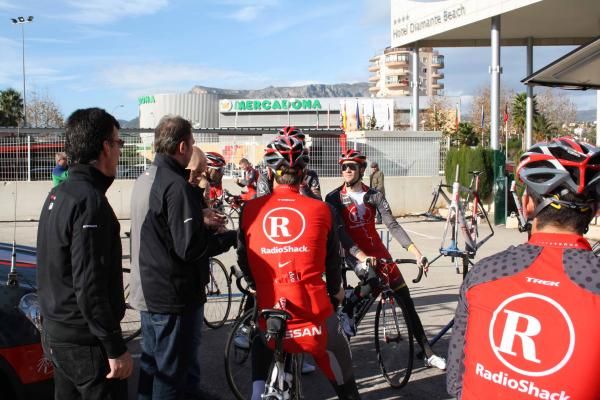 Johan Bruyneel delivers a quick pep talk before the training ride.