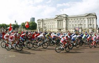The peloton flashes past Buckingham Palace.