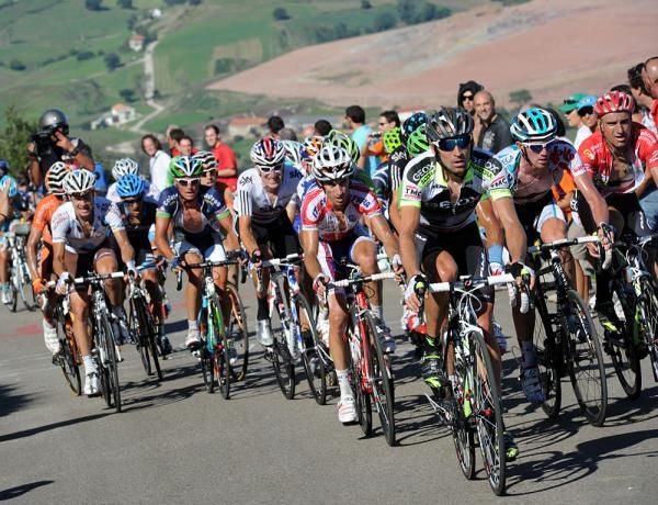 Denis Menchov leads the group for race leader Cobo