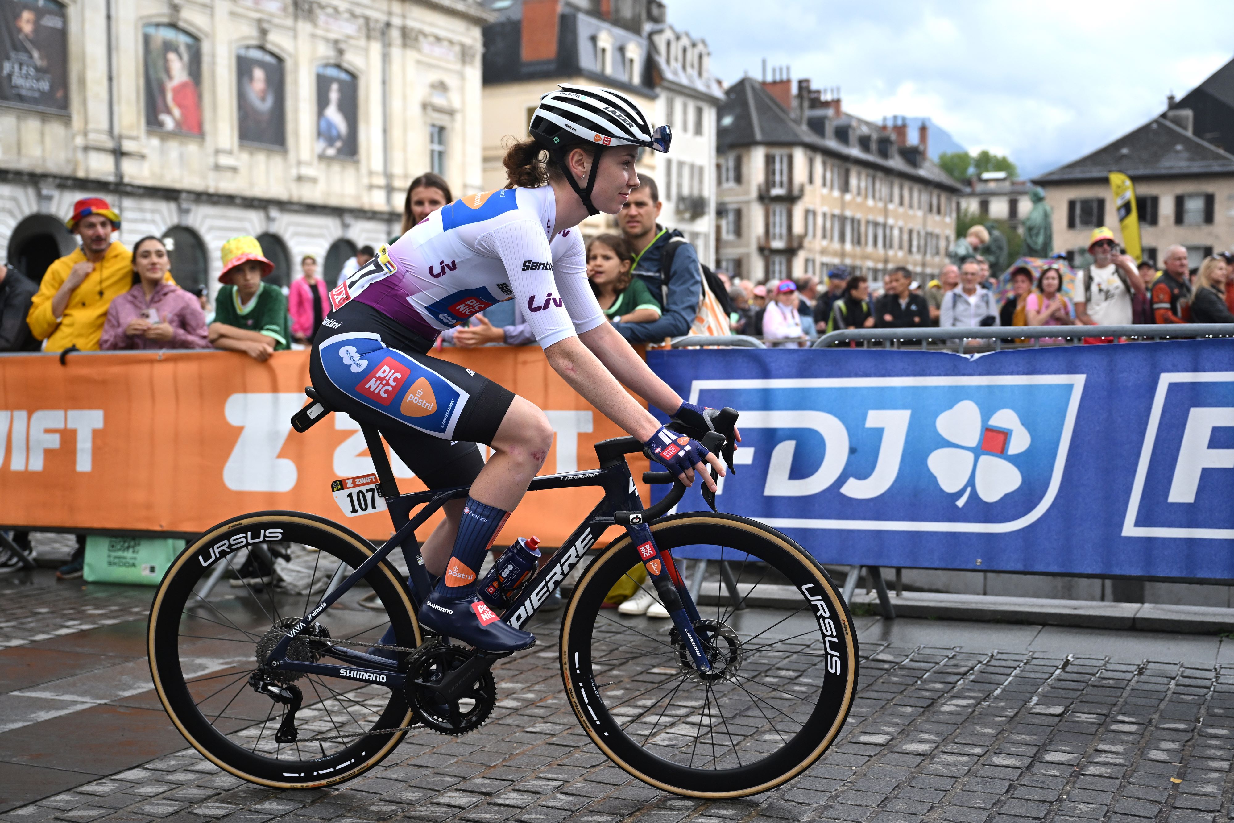 Nienke Vinke in white for stage 8 of the Tour de France Femmes 2025.