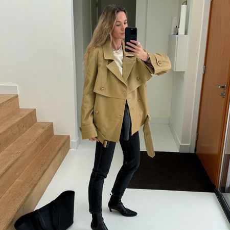 Trench coat and skinny jeans outfit