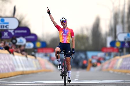 Demi Vollering wins Dwars door Vlaanderen