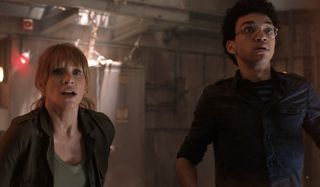 Jurassic World: Fallen Kingdom Claire and Franklin freak out as a dinosaur approaches