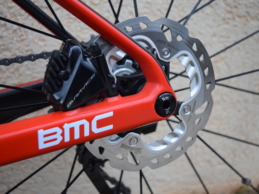 A closer look at the rear brake setup, which uses a 140mm rear disc rotor