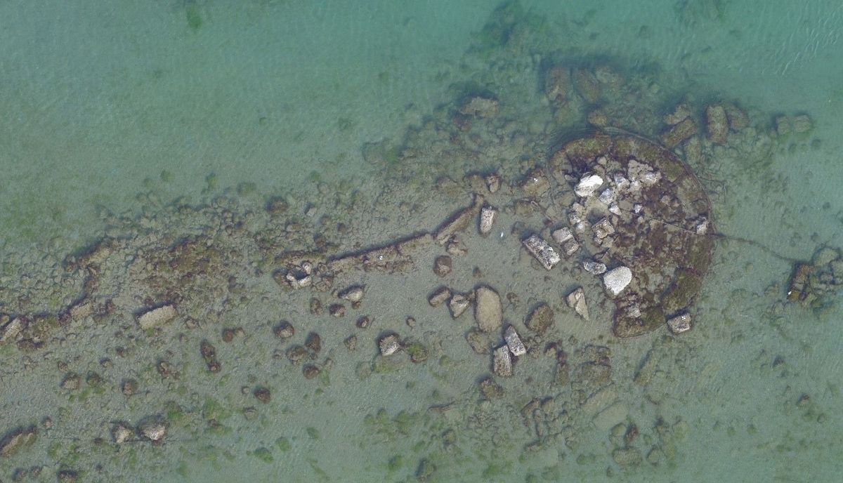 At the end of the jetty there was a round tower, which would have been part of the fortified harbor during the Battle of Salamis.