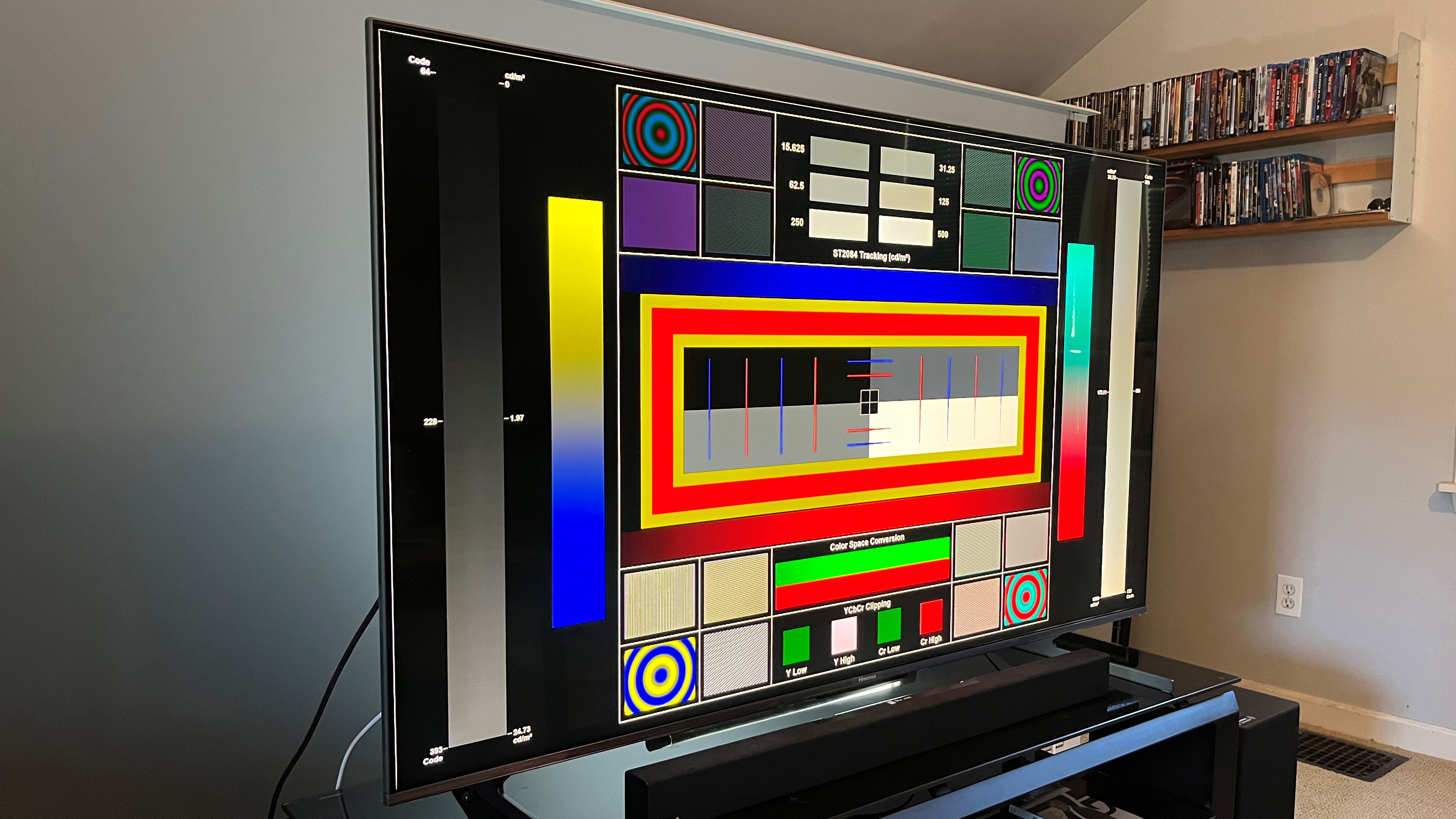 Hisense U8H TV exibindo padrão de teste na tela