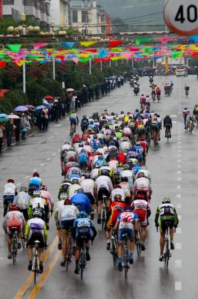 he race was ridden on a wide street circuit.