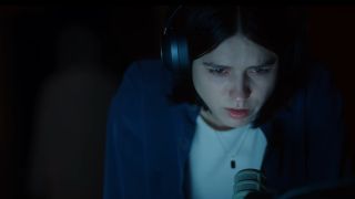 Nina Kiri in Undertone