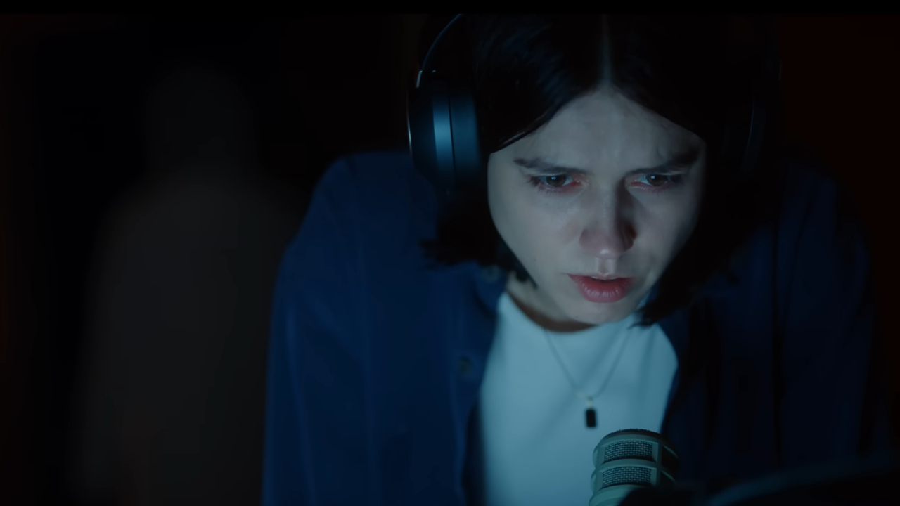 Nina Kiri in Undertone