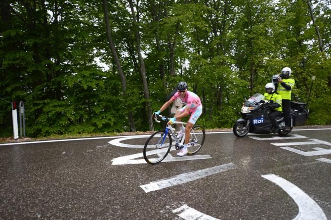 Vincenzo Nibali (Astana) defending the maglia rosa