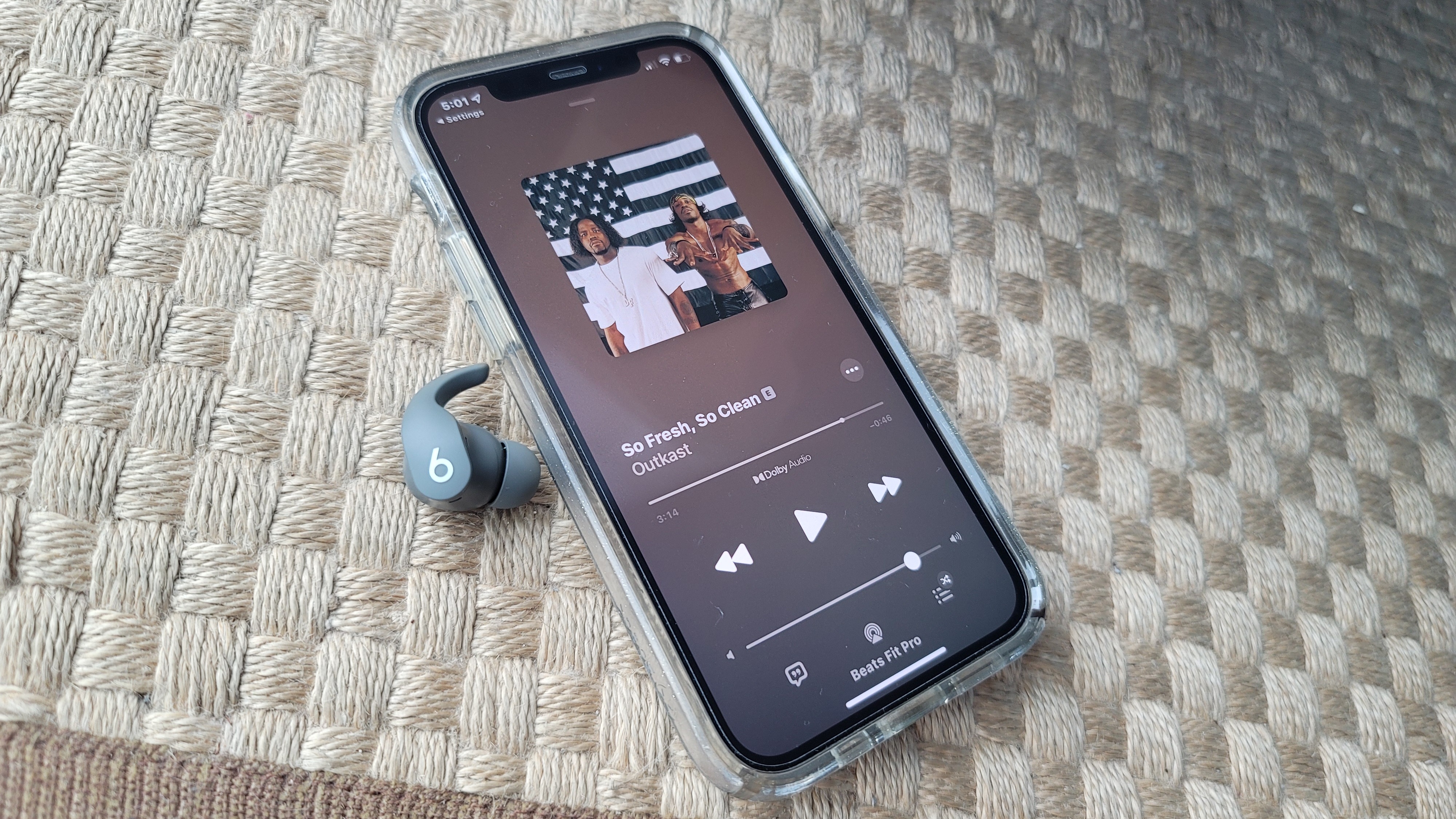 El Beats Fit Pro reproduciendo música en Apple Music