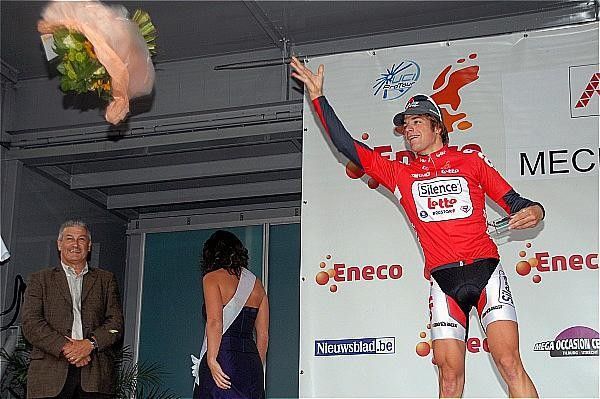Roelandts tosses his bouquet to the crowd.