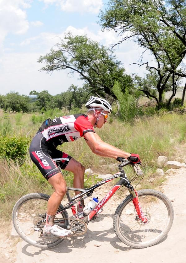 Max Plaxton (Sho-Air/Specialized) moves up in the field.