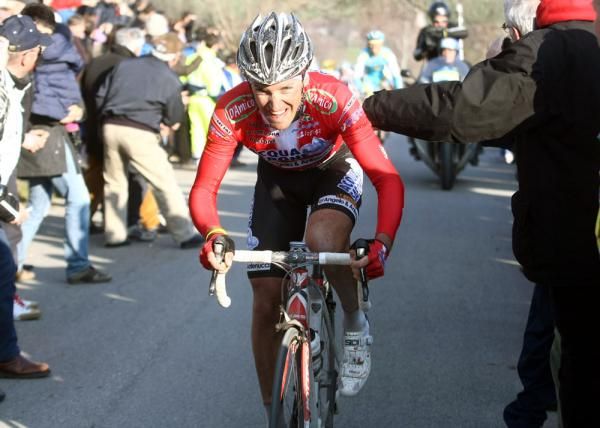 Stefano Garzelli (Acqua &amp; Sapone) passes the Tifosi