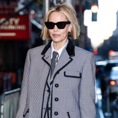 Leslie Bibb with the best short hairstyles for older women