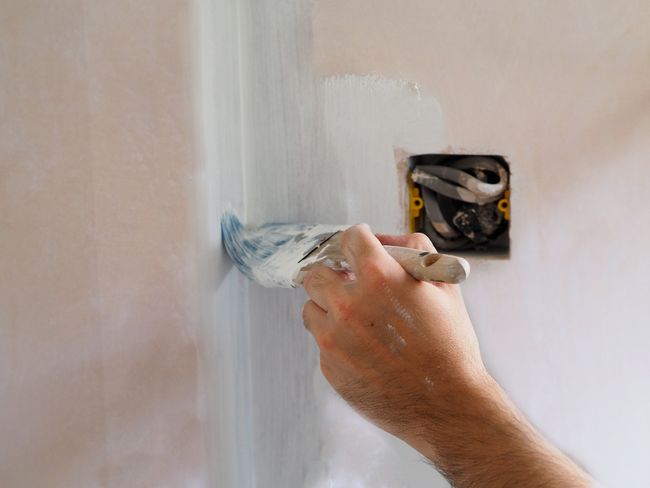 Painting New Plaster: How To Apply A Mist Coat | Homebuilding