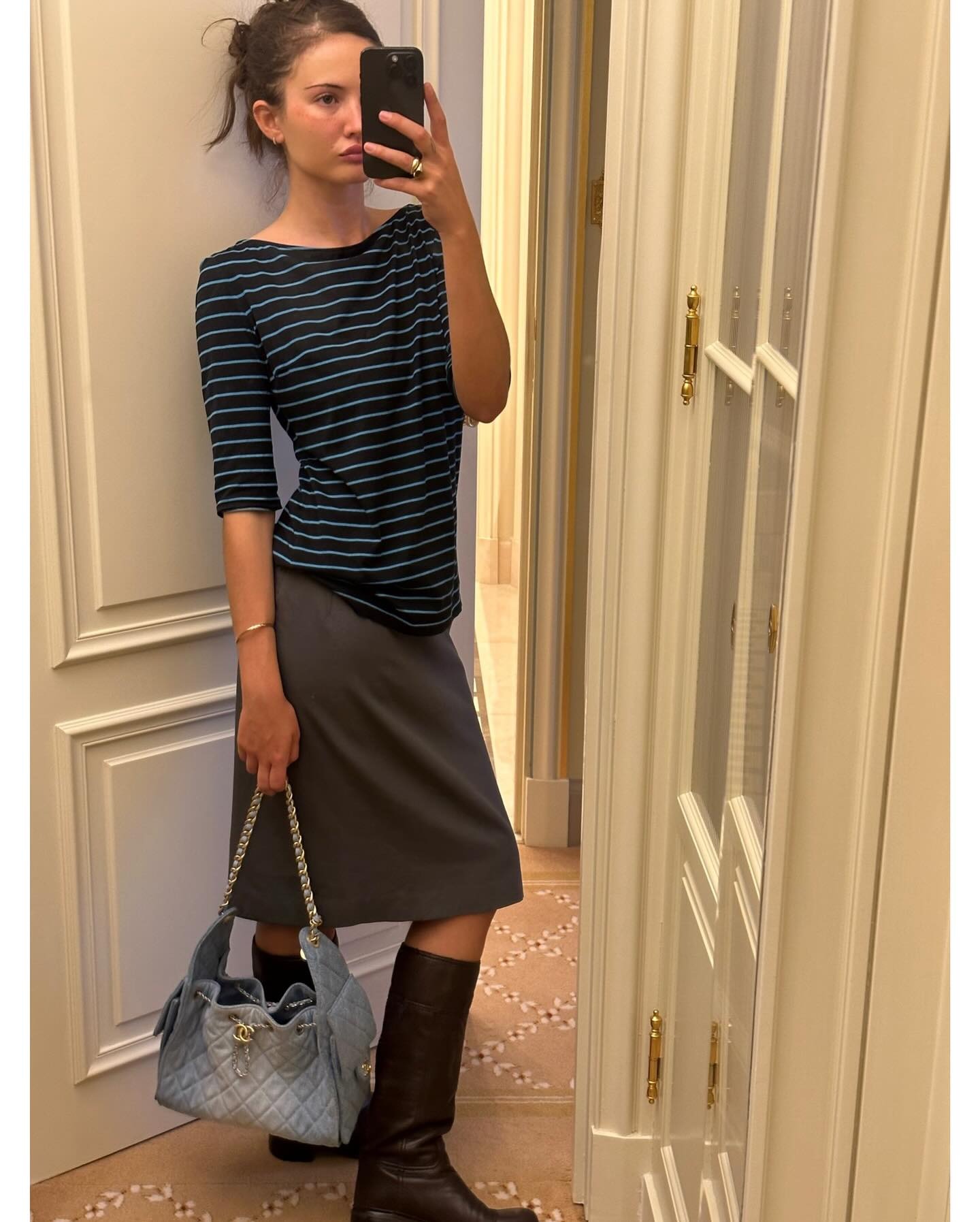 Fashion person Ruby Lynn wears a knee-length skirt trend. She wears a tailored skirt.