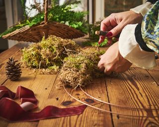 Attaching moss to wire wreath frame