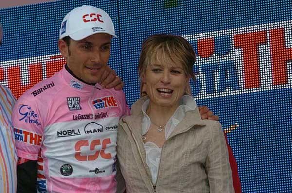 Ivan Basso and Manuela Di Centa on the podium in Gemona Del Friuli