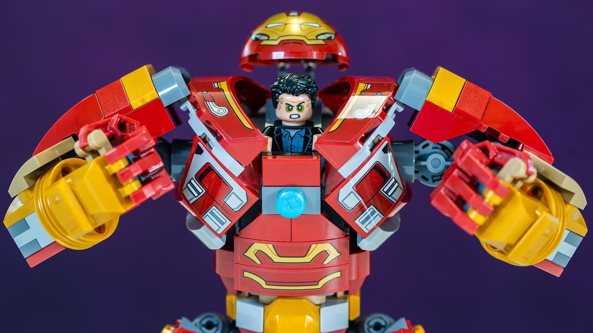 Lego Hulkbuster: The Battle of Wakanda, Bruce Banner in the open cockpit.