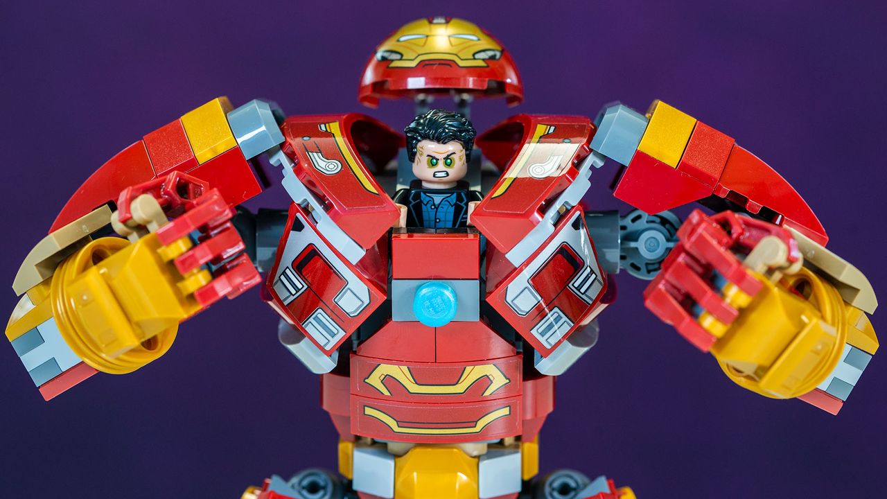 Lego Hulkbuster: The Battle of Wakanda, Bruce Banner in the open cockpit.