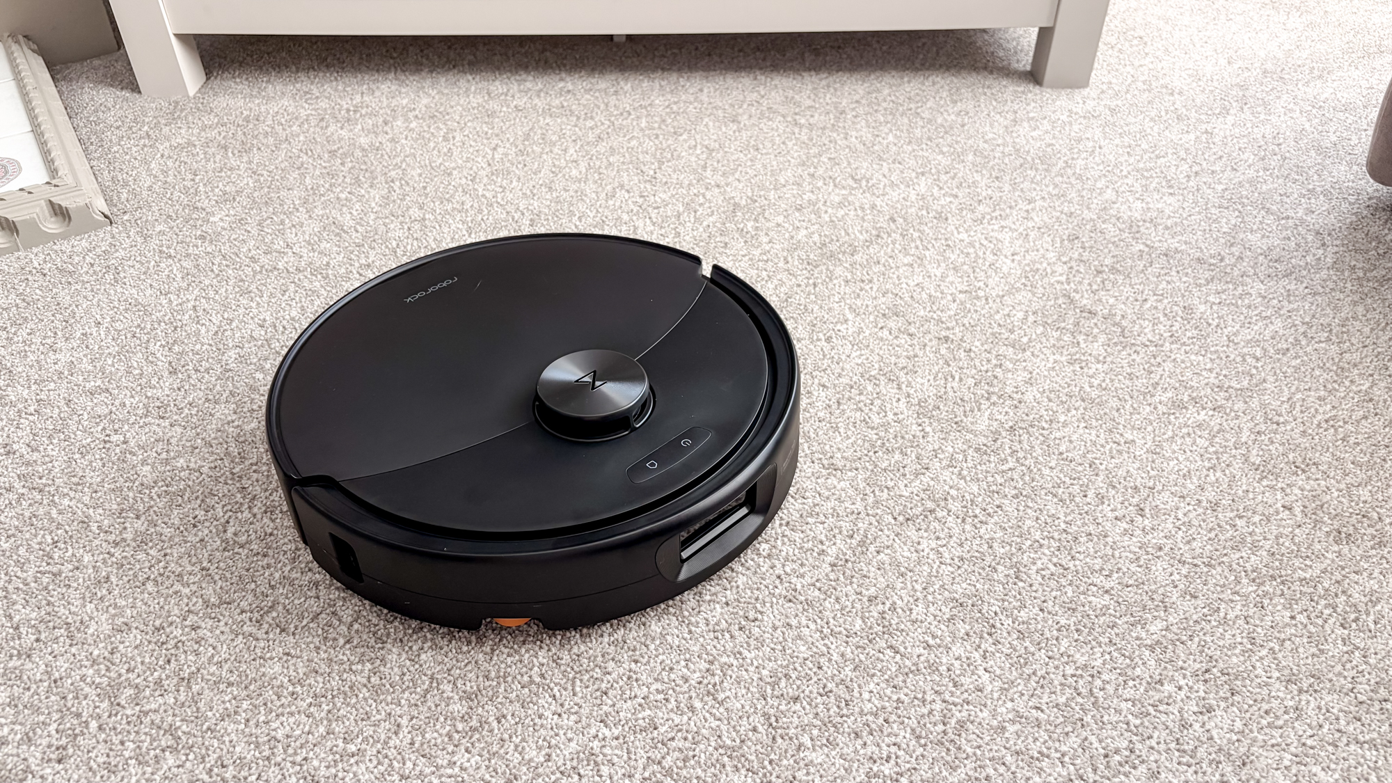 Roborock Qrevo 2 Pro in black photographed on carpet