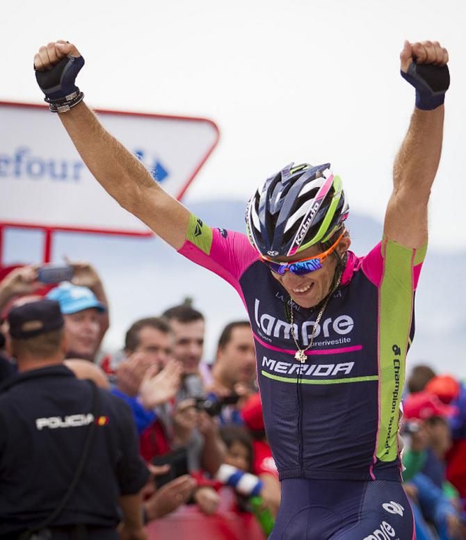 Przemyslaw Niemiec (Lampre-Merida) claims the stage 15 win atop Lagos de Covadonga