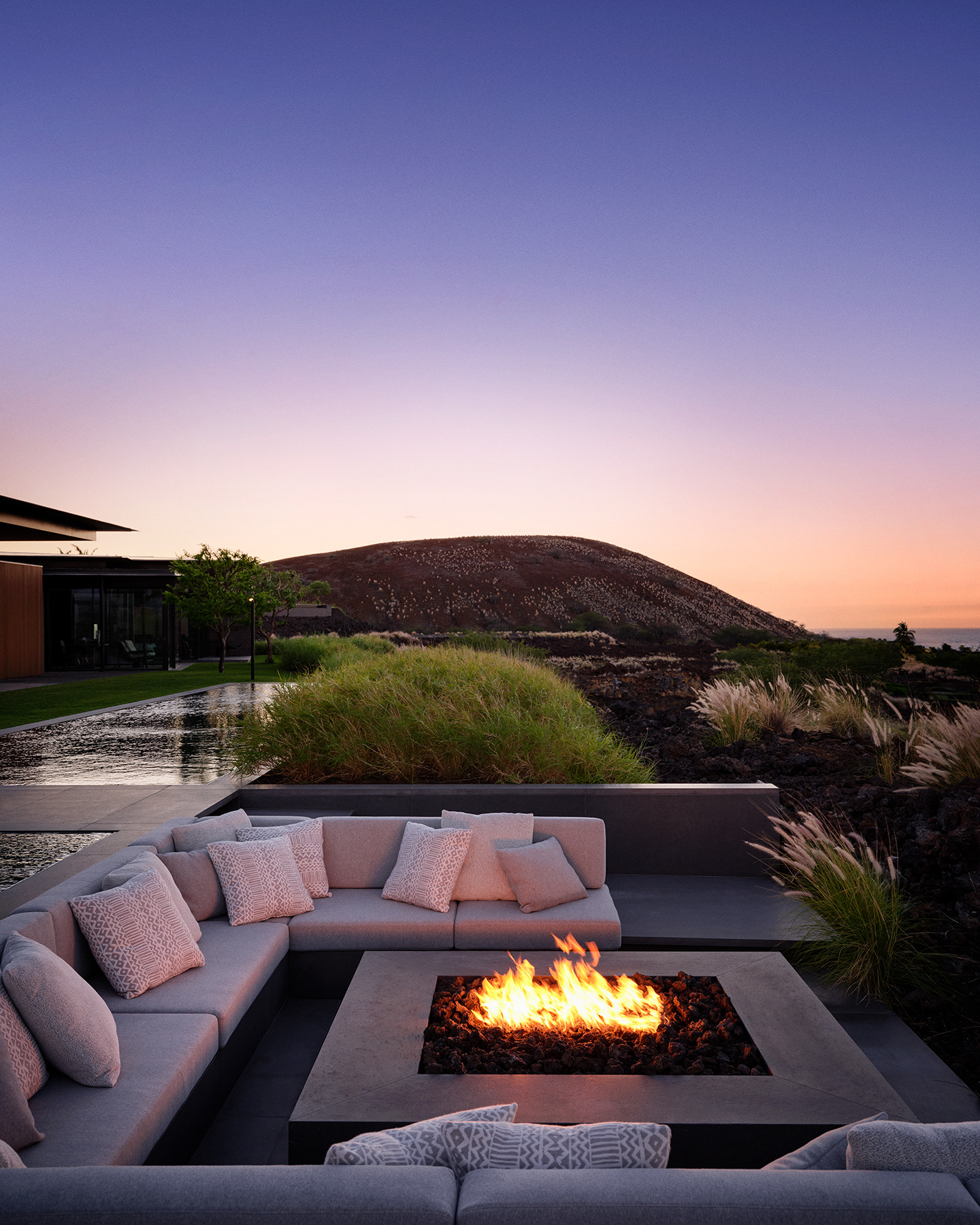 Hawaii house by oslon kundig and leverone design by the sea, tall ceilings, contemporary spaces and art work, and lots of glazing