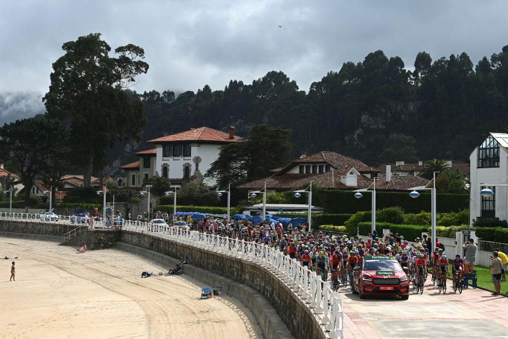 RIBADESELLA RIBESEYA SPAIN SEPTEMBER 13 A general view of the peloton passing close to the Ribadesella seaside beach prior to the 78th Tour of Spain 2023 Stage 17 a 1244km stage from Ribadesella Ribeseya to Altu de LAngliru 1555m UCIWT on September 13 2023 in Ribadesella Ribeseya Spain Photo by Tim de WaeleGetty Images