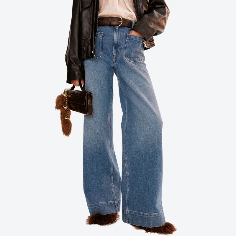 Wide High Jeans on model 