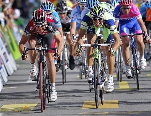 Robbie McEwen and Daniele Bennati go head to head in the final sprint of stage two of Tour of Romandie.