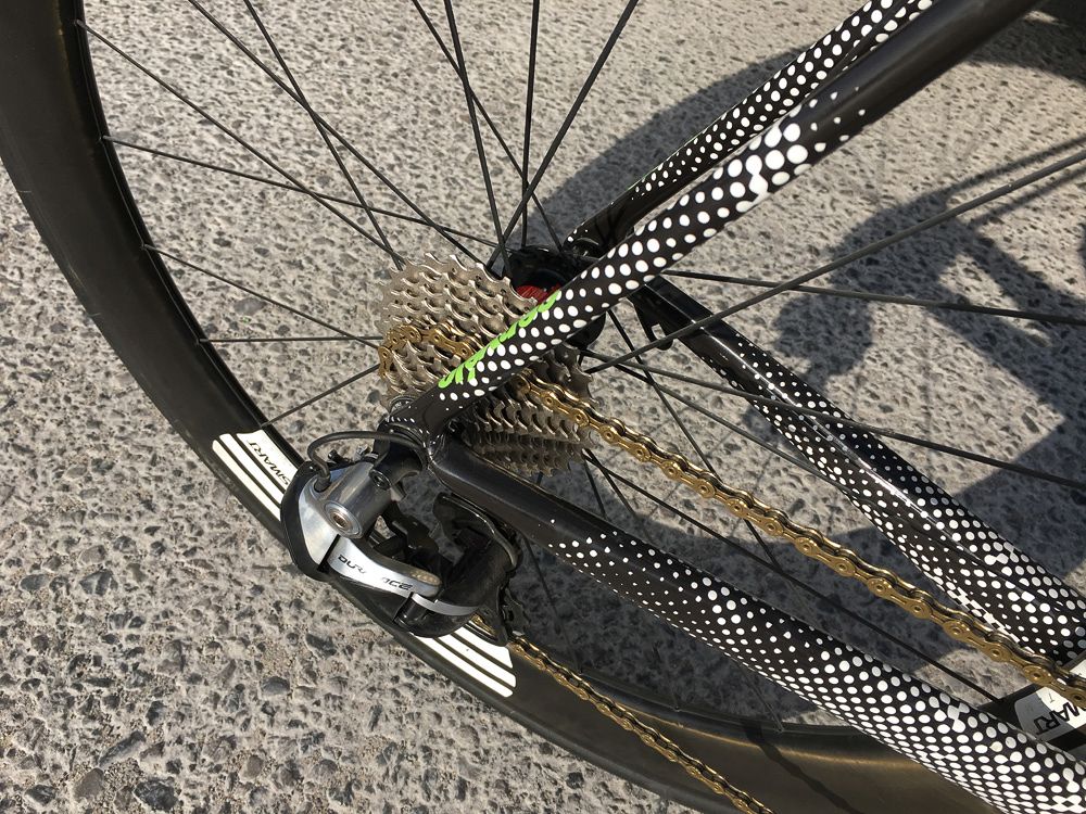 The thin seat stays