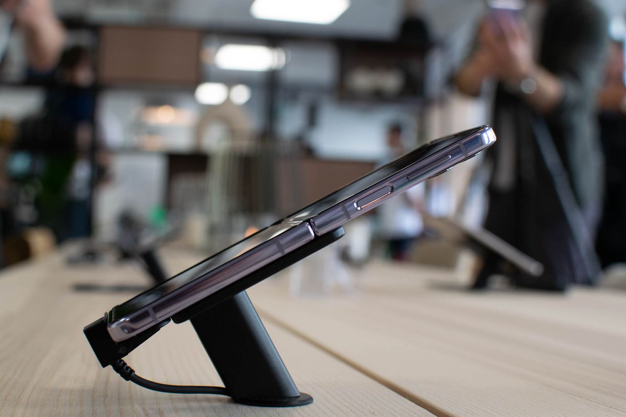 A photograph of the Samsung Galaxy Z Flip 4 from the side