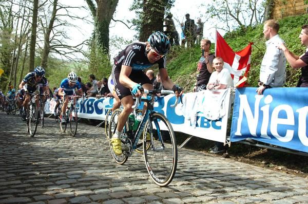 Edvald Boasson Hagen trying to get up to Chavanel