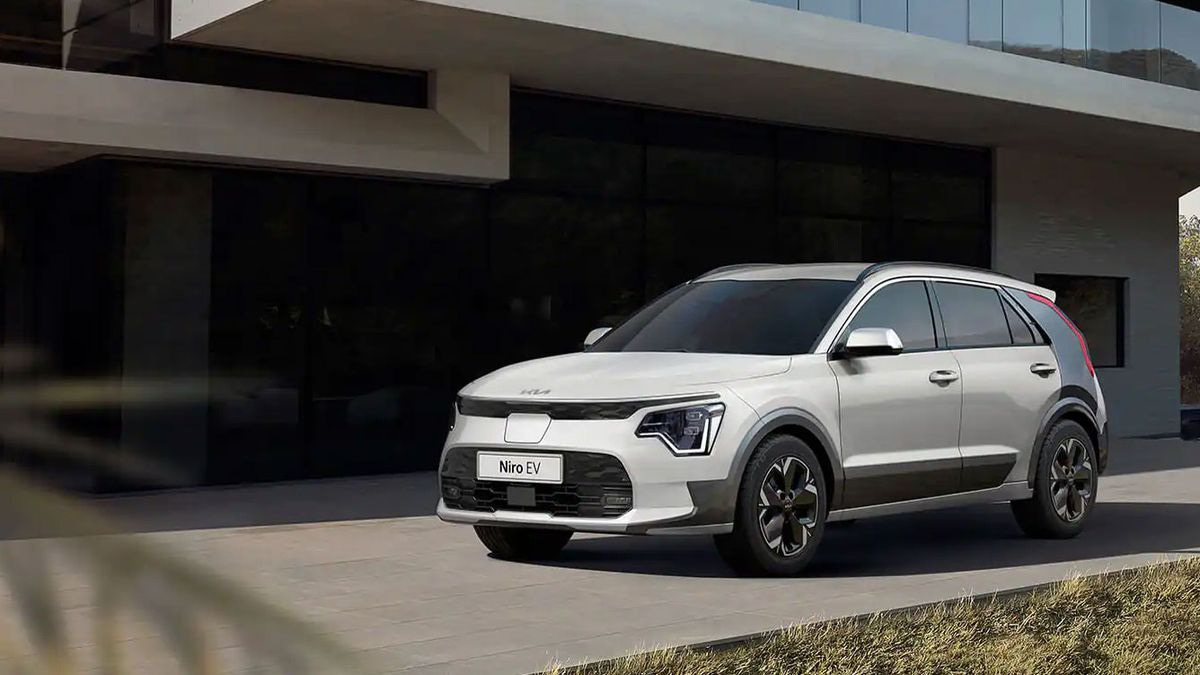 The Kia Niro 2023 sitting on a drive outside a modern house