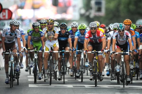 Bernard Eisel gives AG2R's Maxime Bouet the what-for for "sprinting".