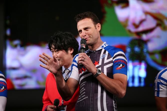 Alessandro Petacchi talks to the crowd