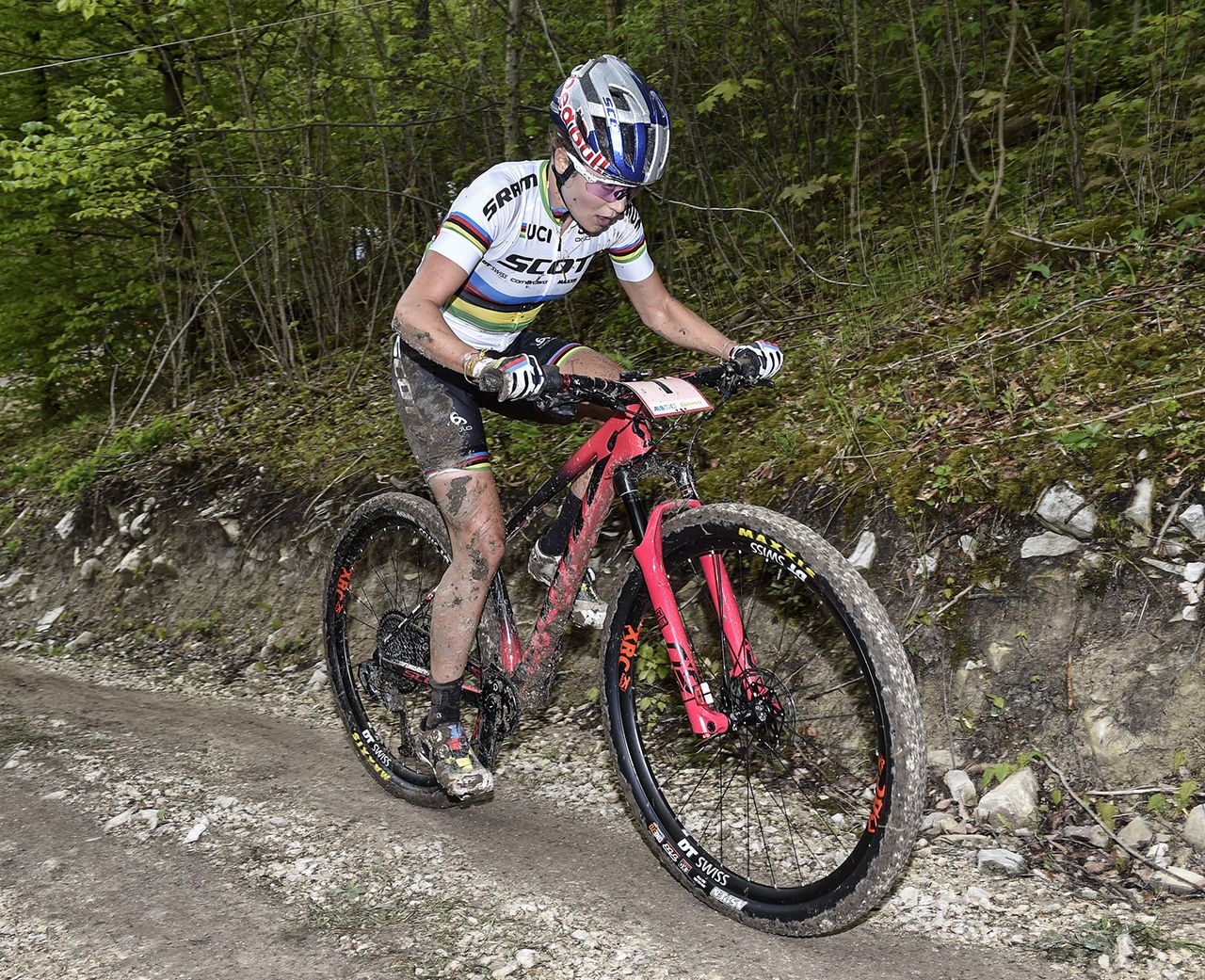 Kate Courtney (Scott- SRAM MTB Racing) showing signs of her crash