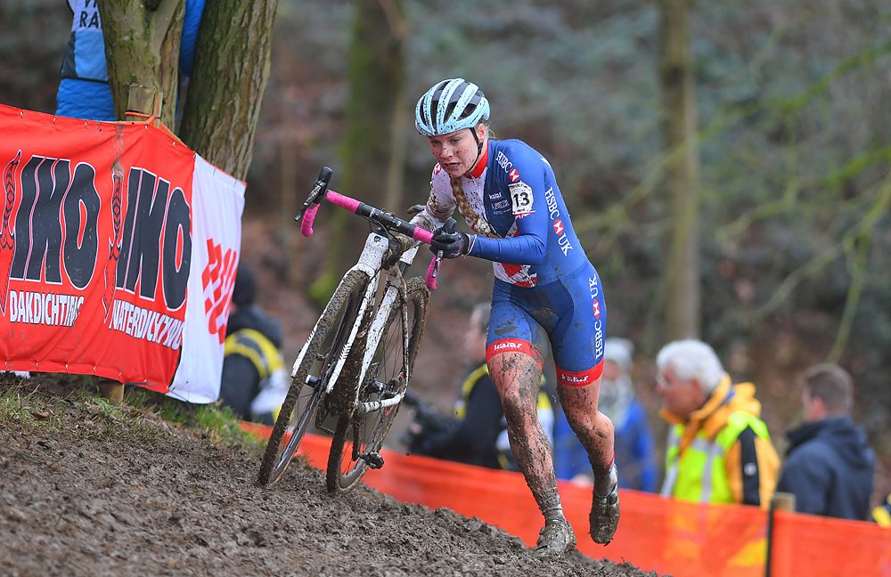 Evie Richards on her way to winning U23 world title in Valkenburg