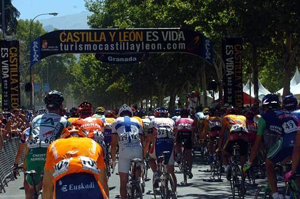 The peloton leaves