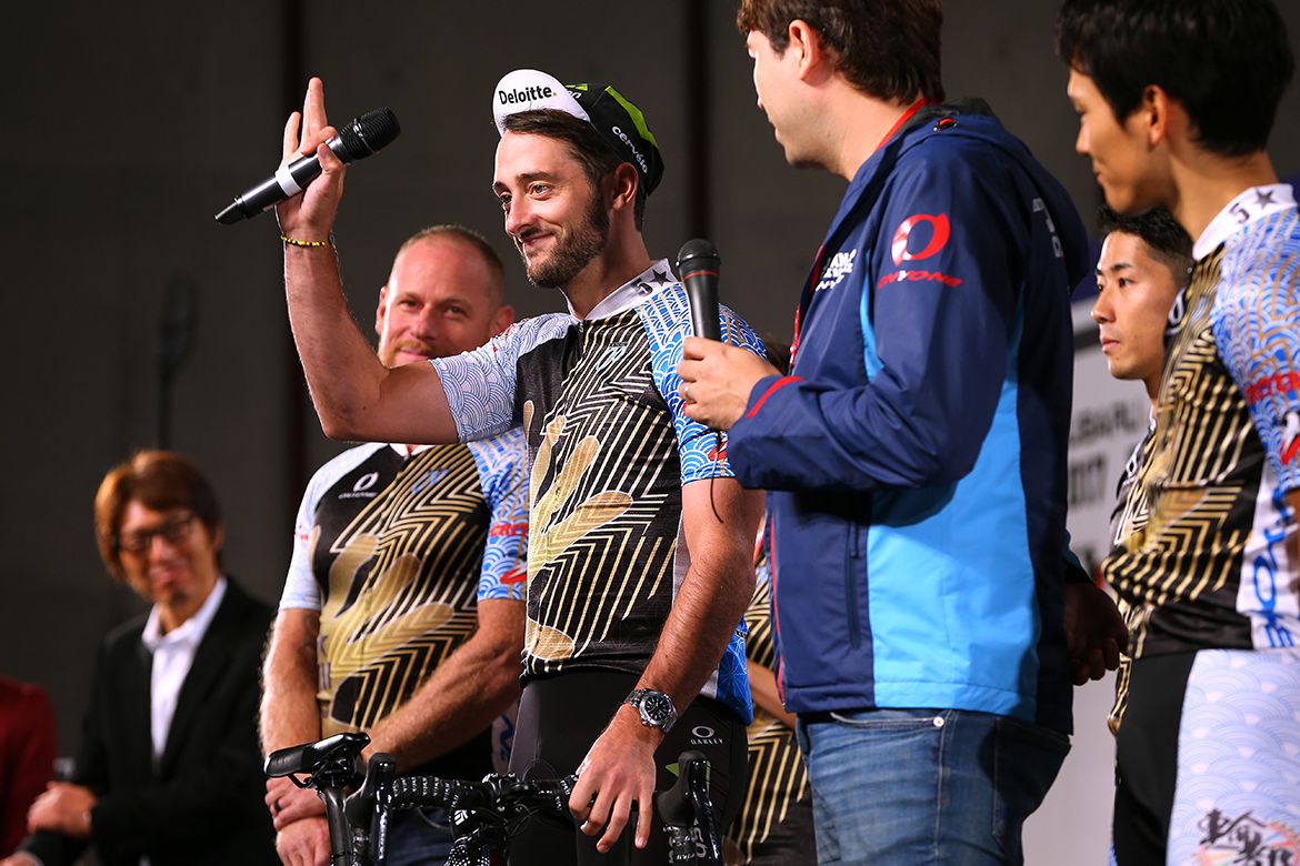 Nathan Haas says hello to the crowd