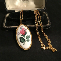 Vintage Gold Tone &amp; Porcelain Pendant Necklace