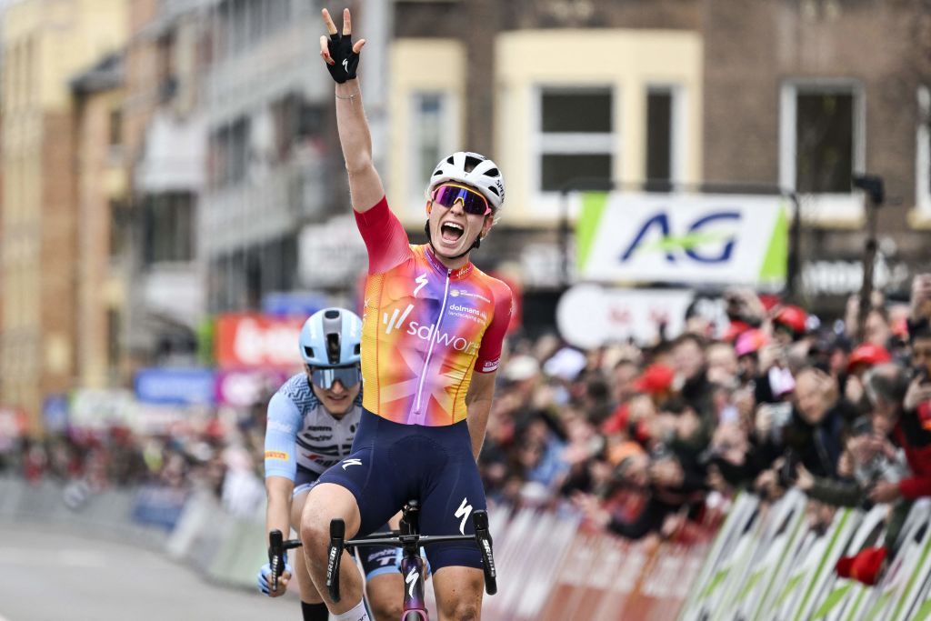 Demi Vollering wins the 2023 Li&egrave;ge-Bastogne-Li&egrave;ge Femmes
