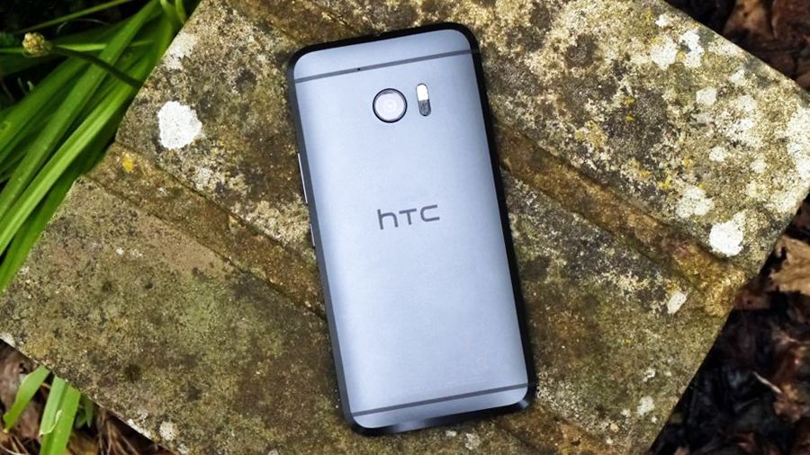 The HTC 10 on a stool