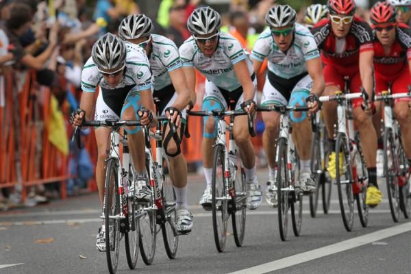 Team SpiderTech p/b Planet Energy leads the peloton on the first of three finishing circuits in Modesto, hoping to set up sprinter Martin Gilbert. With only three riders to lead him out, the effort was gobbled up by the powerhouse trains from HTC-Columbia and Liquigas-Diomo.