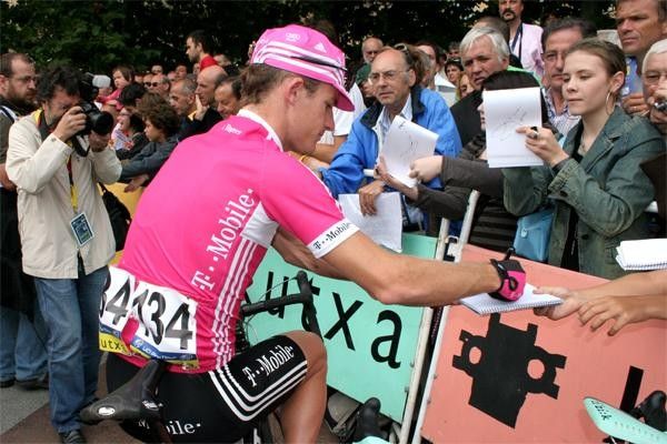 Michael Rogers (T-Mobile) signs autographs