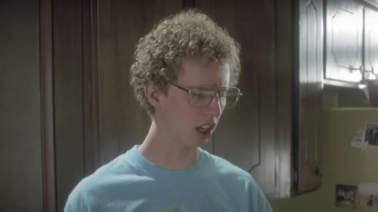 Jon Heder como Napoleão em sua cozinha em Napoleon Dynamite