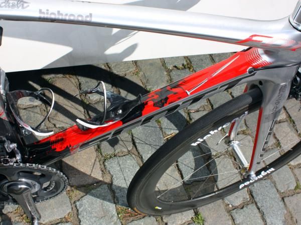 Scott augments its current Project F01 paint scheme for Cav's machine, retaining the red tube surfaces to show the hacked-off airfoil sections but dressing them up in Cav's requested "ninjas and blood" motif.